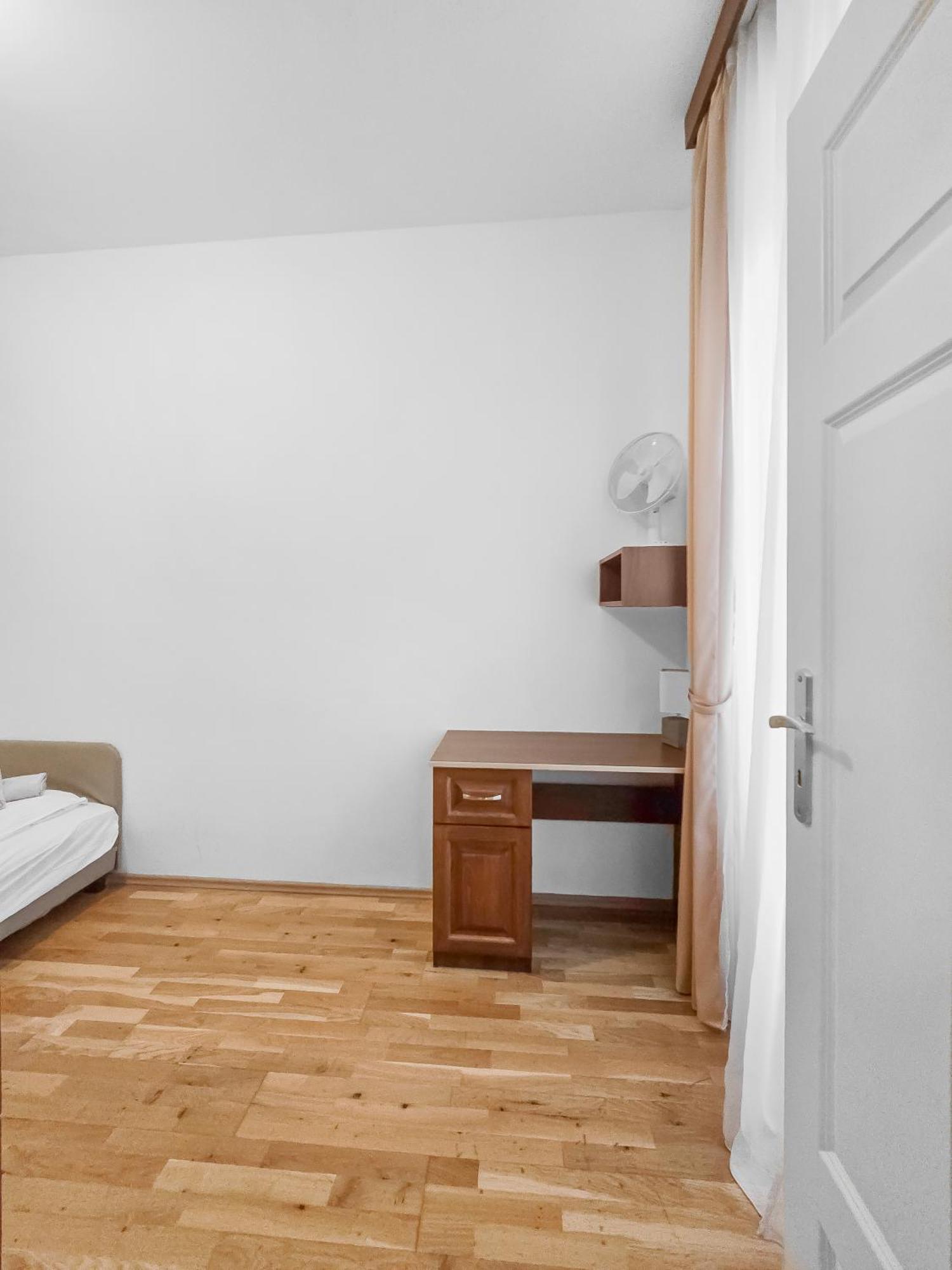 Apartment Two-bedroom Balcony Retreat For 4 Near Millennium Tower