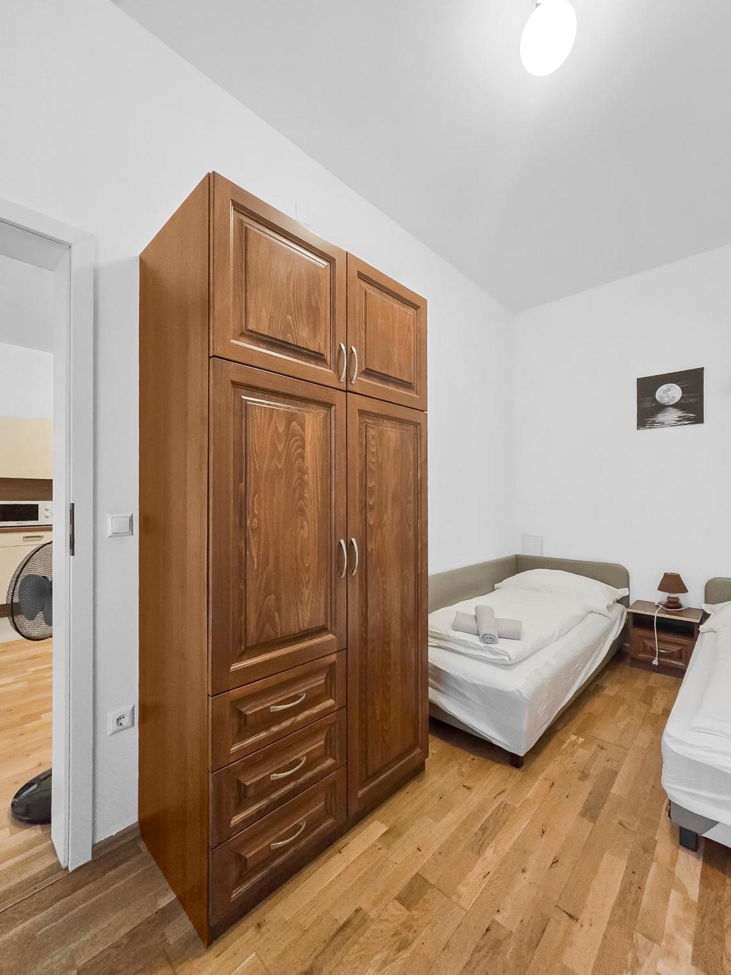 Two-bedroom Balcony Retreat For 4 Near Millennium Tower * Wien
