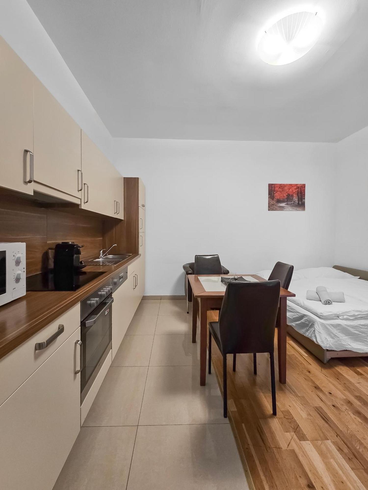 Two-bedroom Balcony Retreat For 4 Near Millennium Tower Apartment Wien