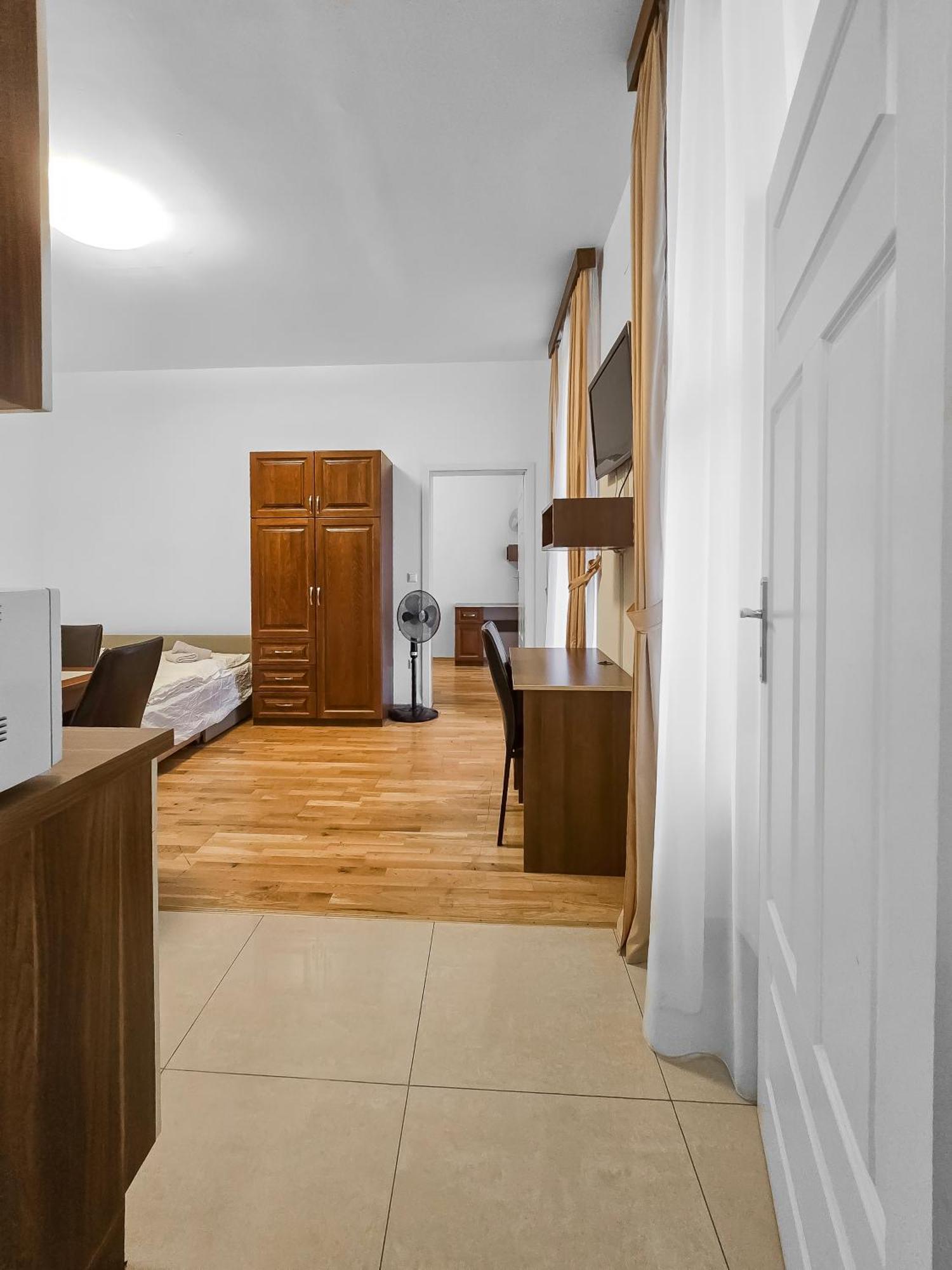 Two-bedroom Balcony Retreat For 4 Near Millennium Tower Apartment Wien