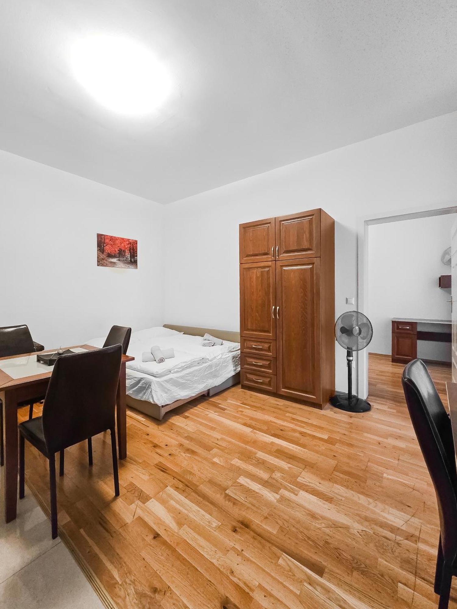 Two-bedroom Balcony Retreat For 4 Near Millennium Tower * Wien